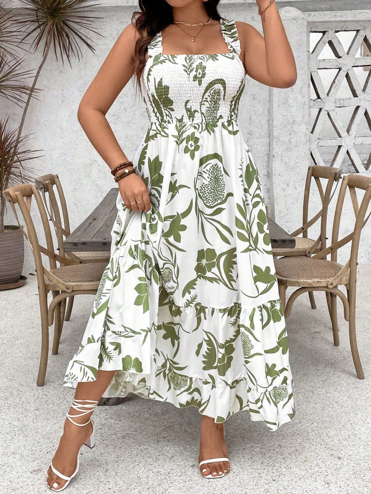 Vestido Evasê Plus Size Floral com Alças Grossas e Babado na Barra - Estilo Boho