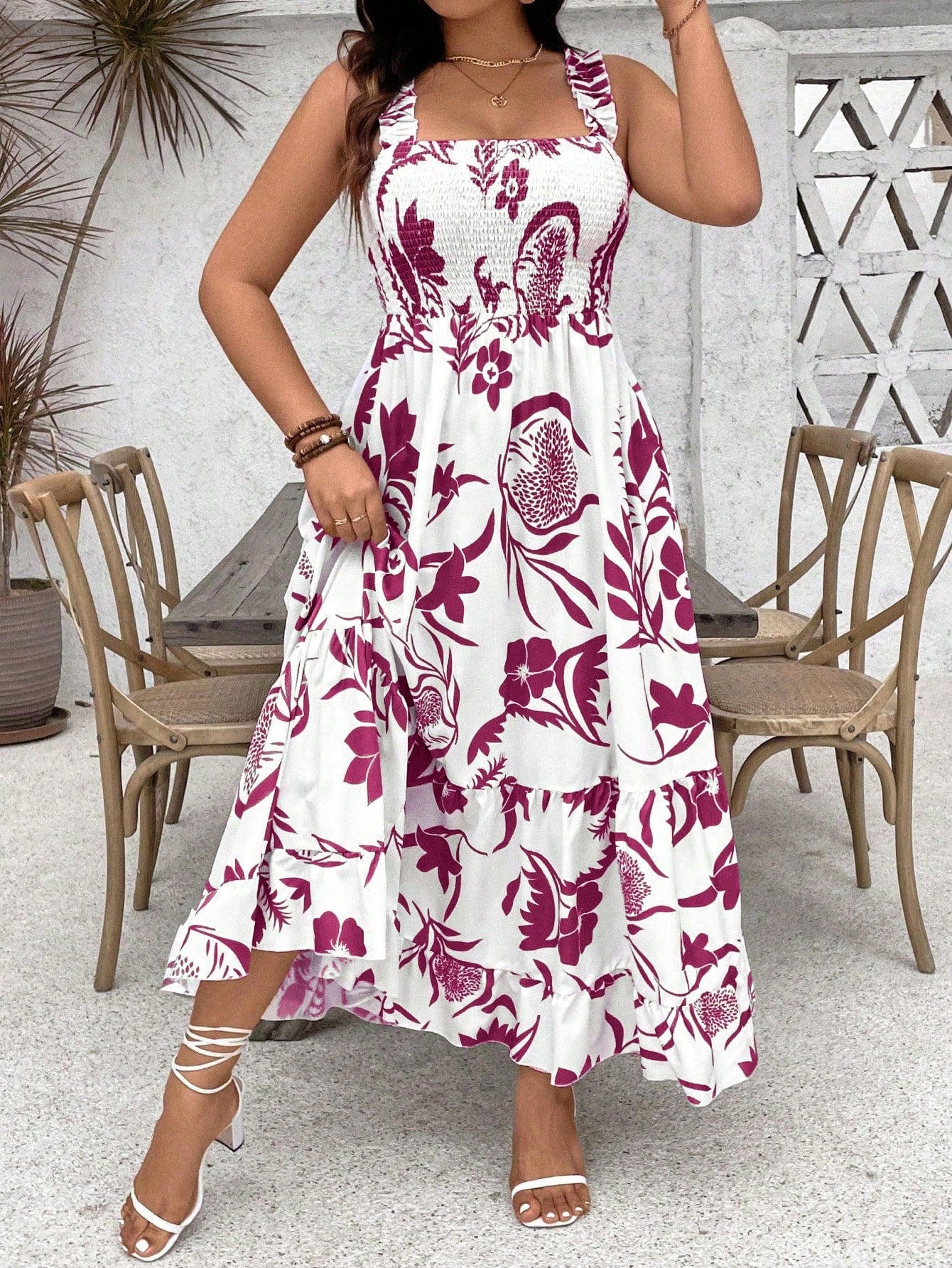 Vestido Evasê Plus Size Floral com Alças Grossas e Babado na Barra - Estilo Boho