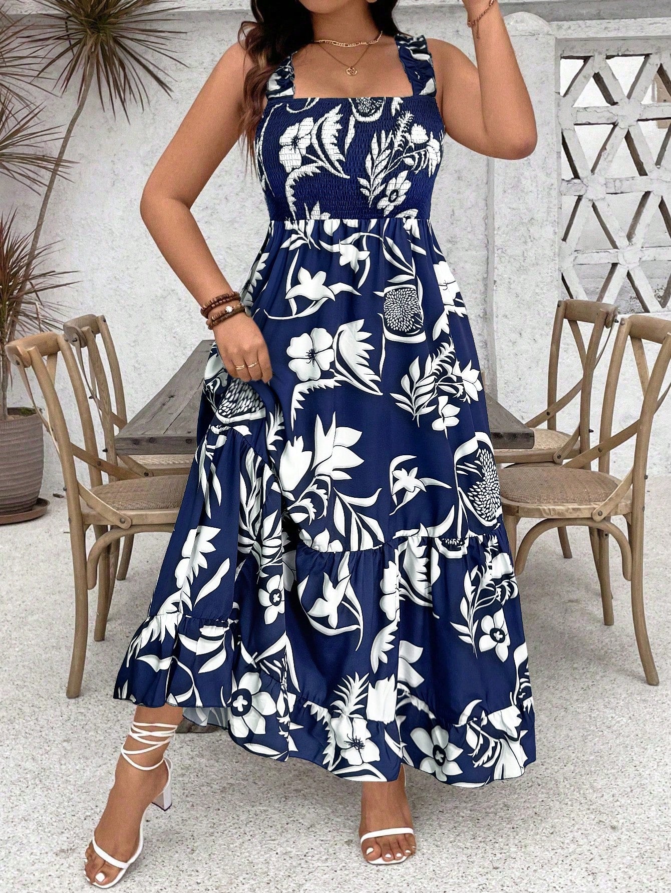 Vestido Evasê Plus Size Floral com Alças Grossas e Babado na Barra - Estilo Boho